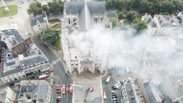 445022_france_cathedral_fire_70491 4a721e8ff91c4e80bab10871a2e335cf 676x507.jpg