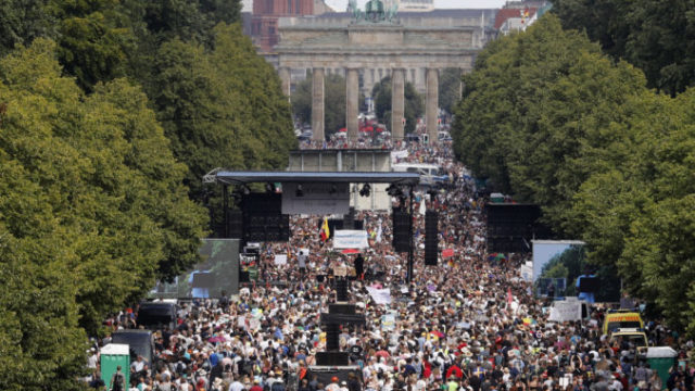 445388_virus_outbreak_germany_protest_92261 dbcea8df222c4d738df1e1d96360a0c3 676x451.jpg