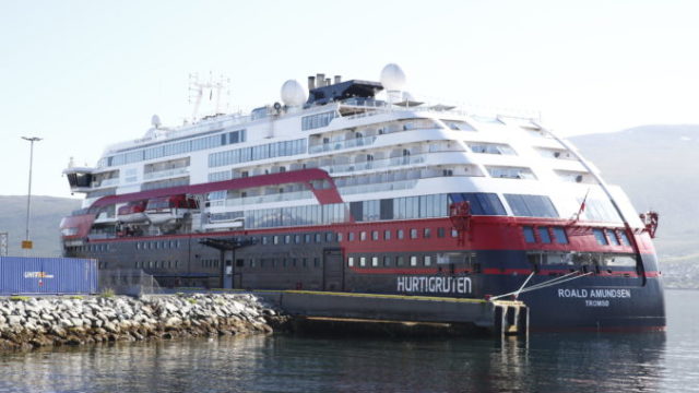 445505_virus_outbreak_norway_cruise_ship_23635 3a90021f352a4309b511a72abb5fa7c4 676x451.jpg