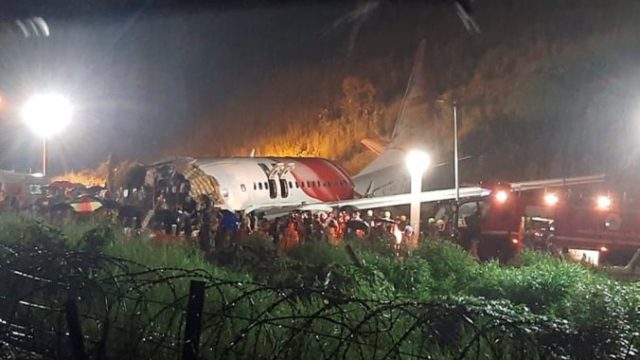 445778_india_plane_crash_lands_83205 dfee85b8c6914857b357ddafd6fbd567 676x451.jpg