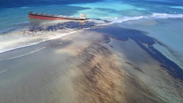 445804_mauritius_leaking_ship_27730 dcccdd26c88442c5bf439dae63d7794e 676x451.jpg