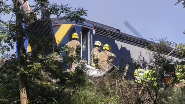 446063_britain_train_derailment_69848 131d6888696e4d1b8f78ef18ca958496 676x454.jpg