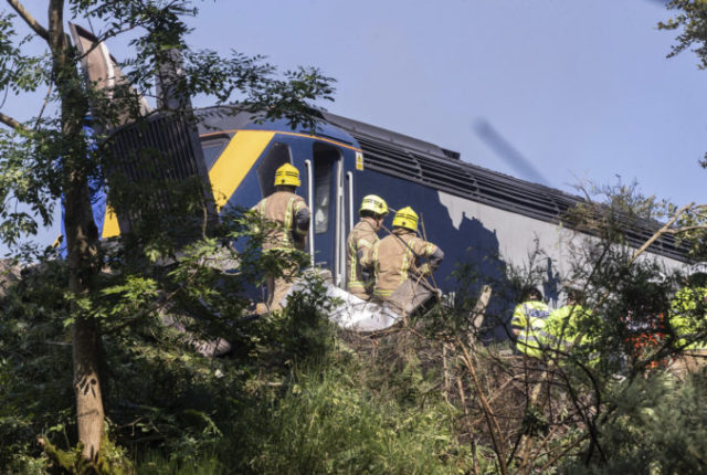 446063_britain_train_derailment_69848 131d6888696e4d1b8f78ef18ca958496 676x454.jpg
