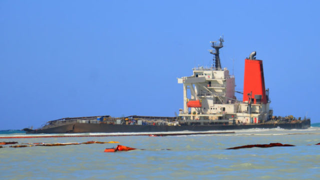 446430_mauritius_oil_spill_48284 cbccf9f8dcbe41b9988e080139793ff4 676x451.jpg