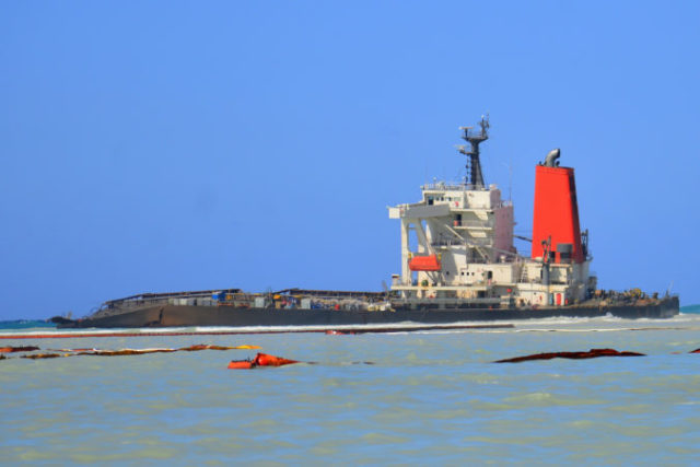 446430_mauritius_oil_spill_48284 cbccf9f8dcbe41b9988e080139793ff4 676x451.jpg