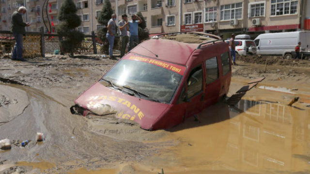 446714_turkey_floods_13023 e4bf7d5846c046628fbd615f66664b3e 676x439.jpg