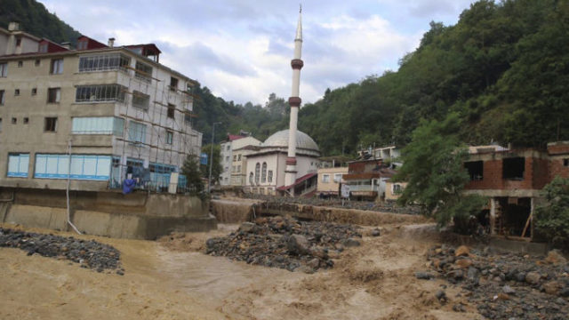 446810_turkey_floods_73547 ba2ab55a43034c9cb15c358009fe9954 676x426.jpg