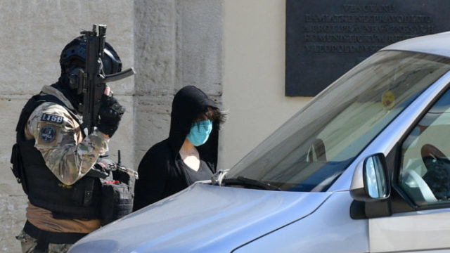 447436_10 676x453.jpg