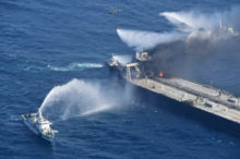 447518_sri_lanka_ship_fire_94392 6d2205ced16e414da2c8547e18deedaf 676x450.jpg