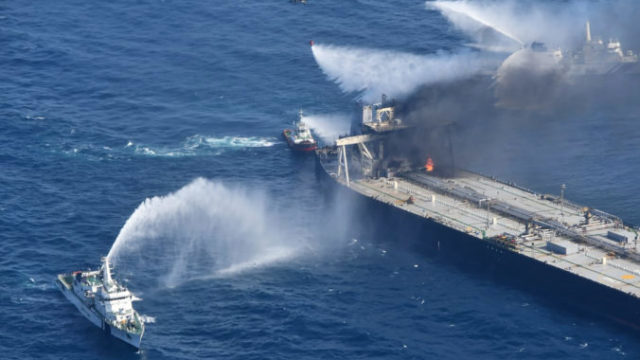 447518_sri_lanka_ship_fire_94392 6d2205ced16e414da2c8547e18deedaf 676x450.jpg