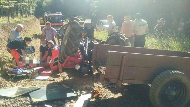 447525_hasici pomoc traktor nehoda smt 3 676x507.jpg