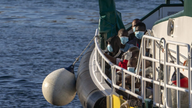 447850_spain_europe_migrants_cross_atlantic_51546 a61c291c91024a759f08eb7a24ccca11 676x451.jpg