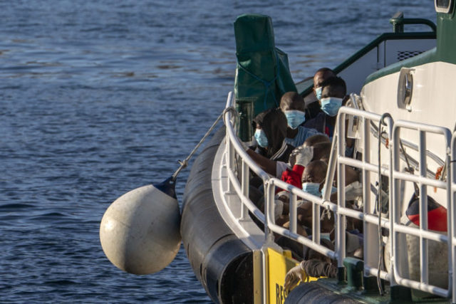 447850_spain_europe_migrants_cross_atlantic_51546 a61c291c91024a759f08eb7a24ccca11 676x451.jpg