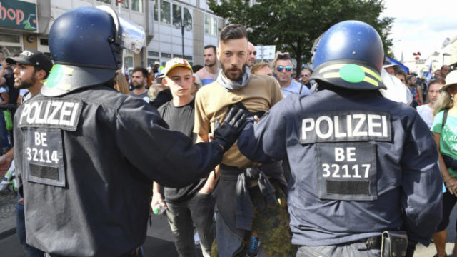 447963_virus_outbreak_germany_protests_54896 8dac35169b1e40169365f85e54b3c1f4 676x449.jpg