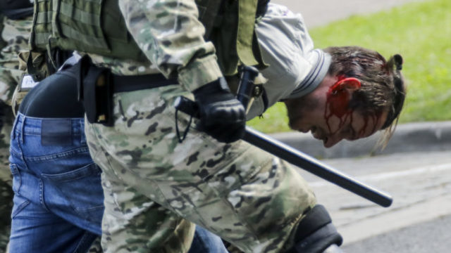 448041_aptopix_belarus_protests_23517 d2e082be12c748eca43b48c36eca9276 676x451.jpg