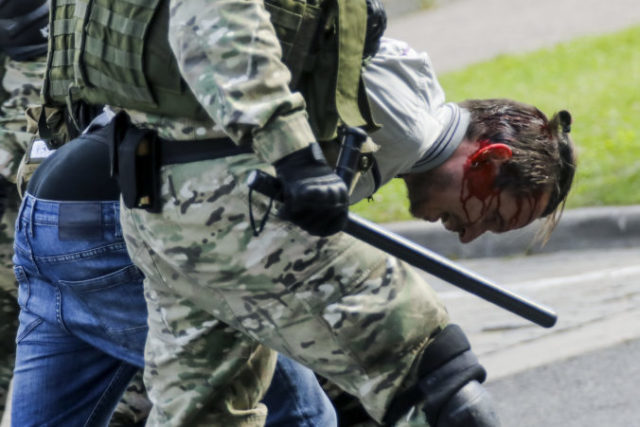 448041_aptopix_belarus_protests_23517 d2e082be12c748eca43b48c36eca9276 676x451.jpg