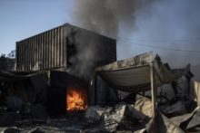 448426_greece_migrant_camp_blaze_80679 ef0b41eeedf546ea88c56a910d76117a 676x451.jpg