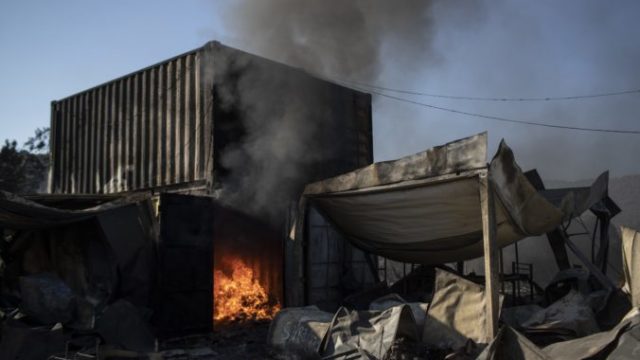 448426_greece_migrant_camp_blaze_80679 ef0b41eeedf546ea88c56a910d76117a 676x451.jpg