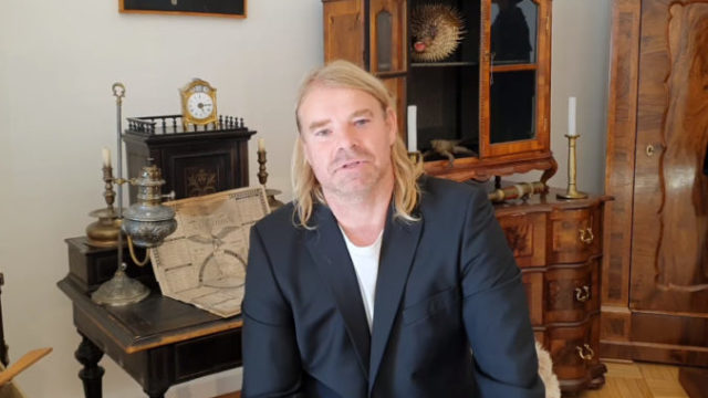 448817_stredoslovenske muzeum s kompasom v ruke kurator vystavy filip glocko 676x413.jpg