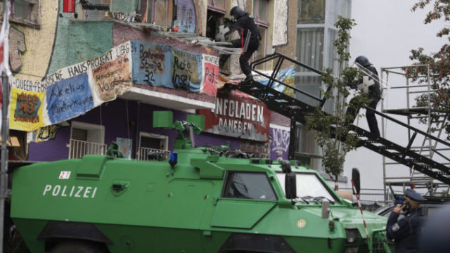 449545_germany_squat_eviction_36887 f1fc3df11f6c4457bc7497c18ef35894 676x420.jpg
