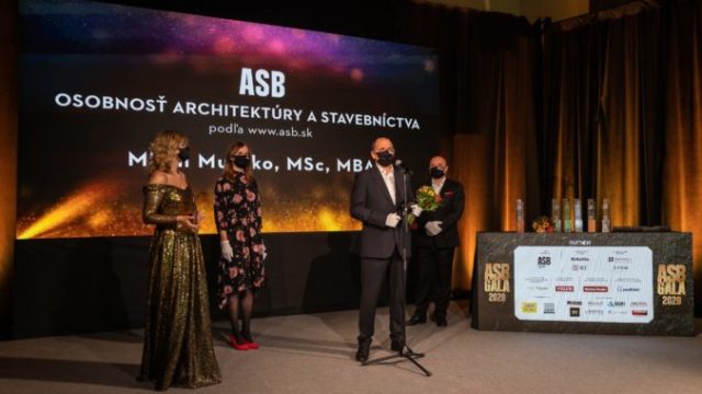 451065_milan murcko pri preberani ceny verejnosti 676x451.jpg