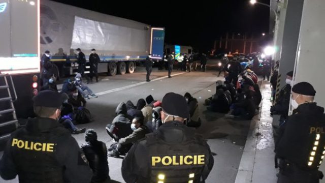 451582_policia cr migranti turecky kamion 3 676x507.jpg
