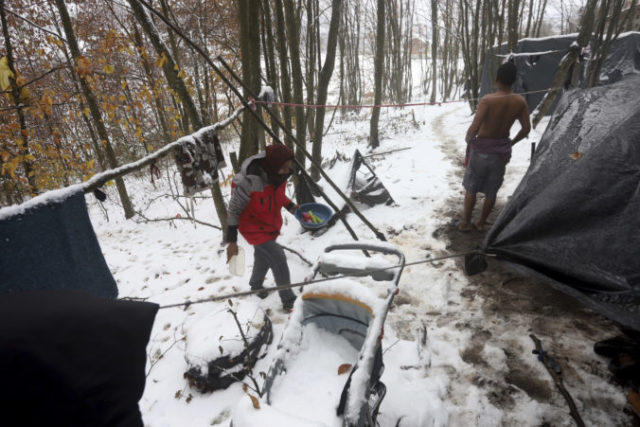 453552_bosnia_migrants_91752 d06624278120437c8d864a875d9ccce0 676x451.jpg