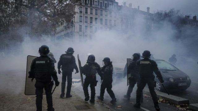 453635_france_protests_36845 72752bc4cf95412c9a1bed9db066509b 676x451.jpg