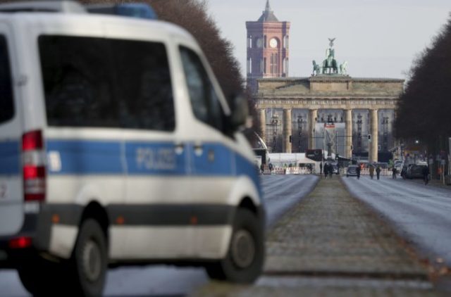 454584_berlin policia 676x446.jpg