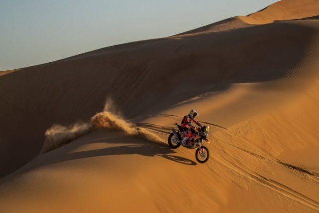 454721_saudi_dakar_rally_15952 25642d6c68a04406a16db49f33300326 676x451.jpg