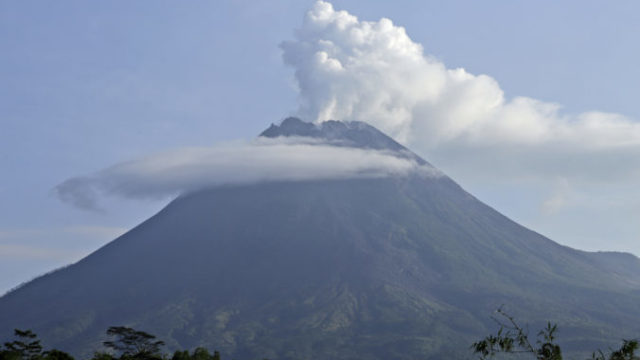 454952_aptopix_indonesia_volcano_66253 7dac548f72c74e00920a114892de8ae2 676x451.jpg