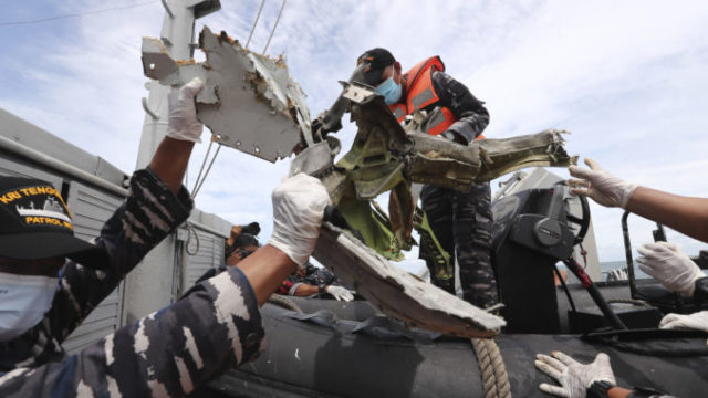 455180_indonesia_plane_crash_71672 45da3484f9fe43279c62d0397c5dd7e0 676x451.jpg