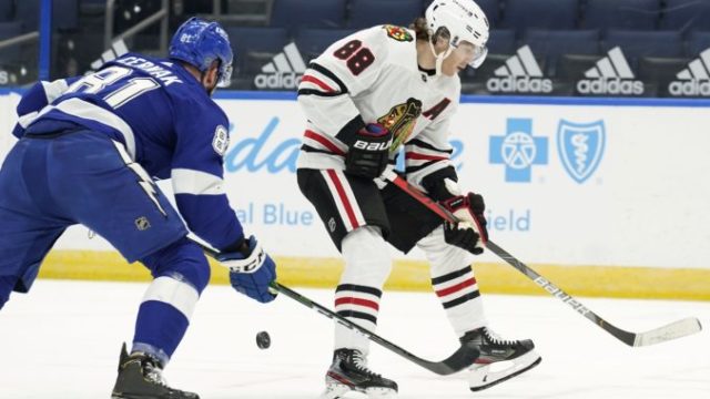 455302_patrick kane erik a ernak nhl chicago blackhawks tampa bay lightning 676x451.jpg