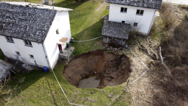 458385_croatia_sinkholes_44071 36db2cc15a94419bbb695ebfbf493258 676x451.jpg