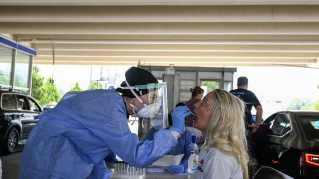 459166_virus_outbreak_greece_tourists_77362 9e2a587e7aa846db8da9e2bd370fa829 676x450.jpg