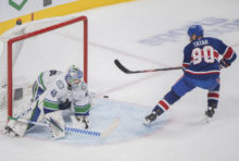 459322_canucks_canadiens_hockey_30963 a6506ee9549b42b499e4b2150d0cbc51 676x455.jpg