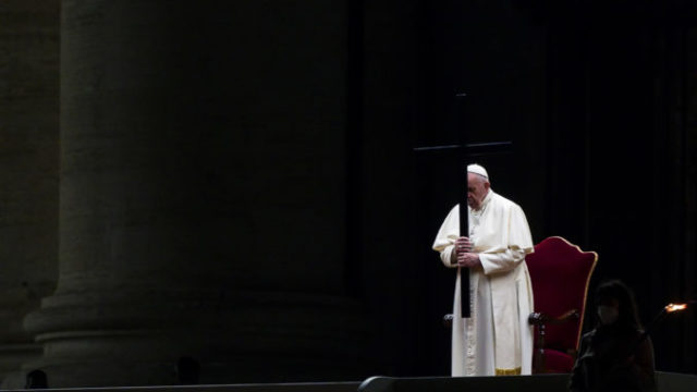 460152_vatican_pope_good_friday_31485 1485f5e03acb4882ae5de20f555fa24e 676x451.jpg