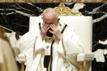 460209_vatican_pope_easter_vigil_18064 1bdfce570fad42a1b79971f7f58e5a41 676x448.jpg