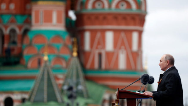 462265_russia_red_square_parade_08124 bc24c40312124463bbaed6a071776476 676x451.jpg
