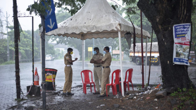 462697_india_cyclone_78472 587d27064b8a43bfbd956f8bb3f28c0f 676x451.jpg