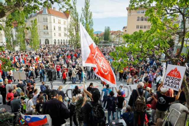 463478_slovenia_protest_87295 e467d3384a974c34ac5110725879671f 676x451.jpg