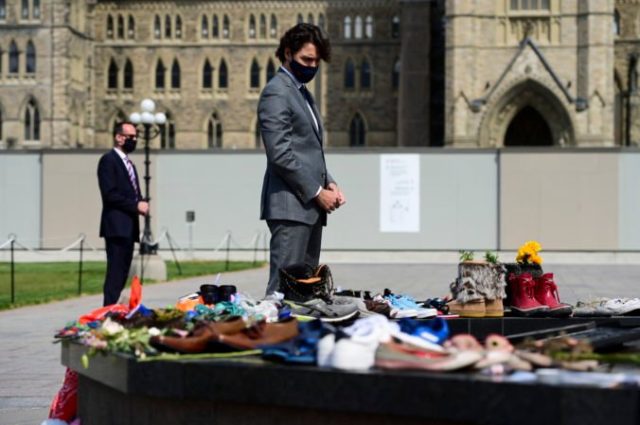 463768_canada indigenous school deaths_trudeau_memorial_94155 b5fbdb176b454d999d7a62fa9934e8a5 676x449.jpg