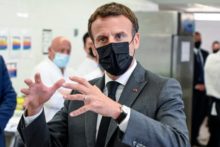 464136_france_macron_slapped_99879 8b32a2596c7641eda3bb2af270177f49 676x451.jpg
