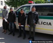 464894_migranti 676x553.jpg