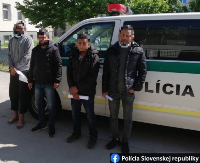 464894_migranti 676x553.jpg