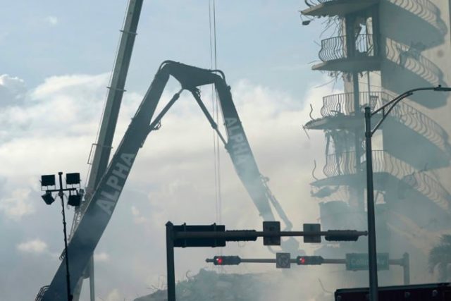465237_building_collapse_miami_59936 0e2303ce3f4842c1b1e50cbf0955da1d 676x451.jpg