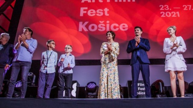465393_art_film_fest_muz_so_zajacimi_usami_delegacia 676x450.jpg