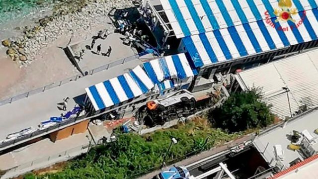 466832_italy_capri_bus_crash_69262 e0e4af21cd2d445d9389104d08e840b0 676x483.jpg