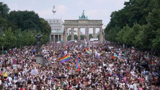 467019_germany_parade_73454 ecf058e728df48e6be0b9815e08f7aa1 676x451.jpg