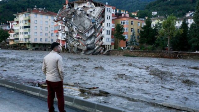 468158_turkey_floods_77743 95783cbfd4e64a9da5693ed51c409f36 676x451.jpg